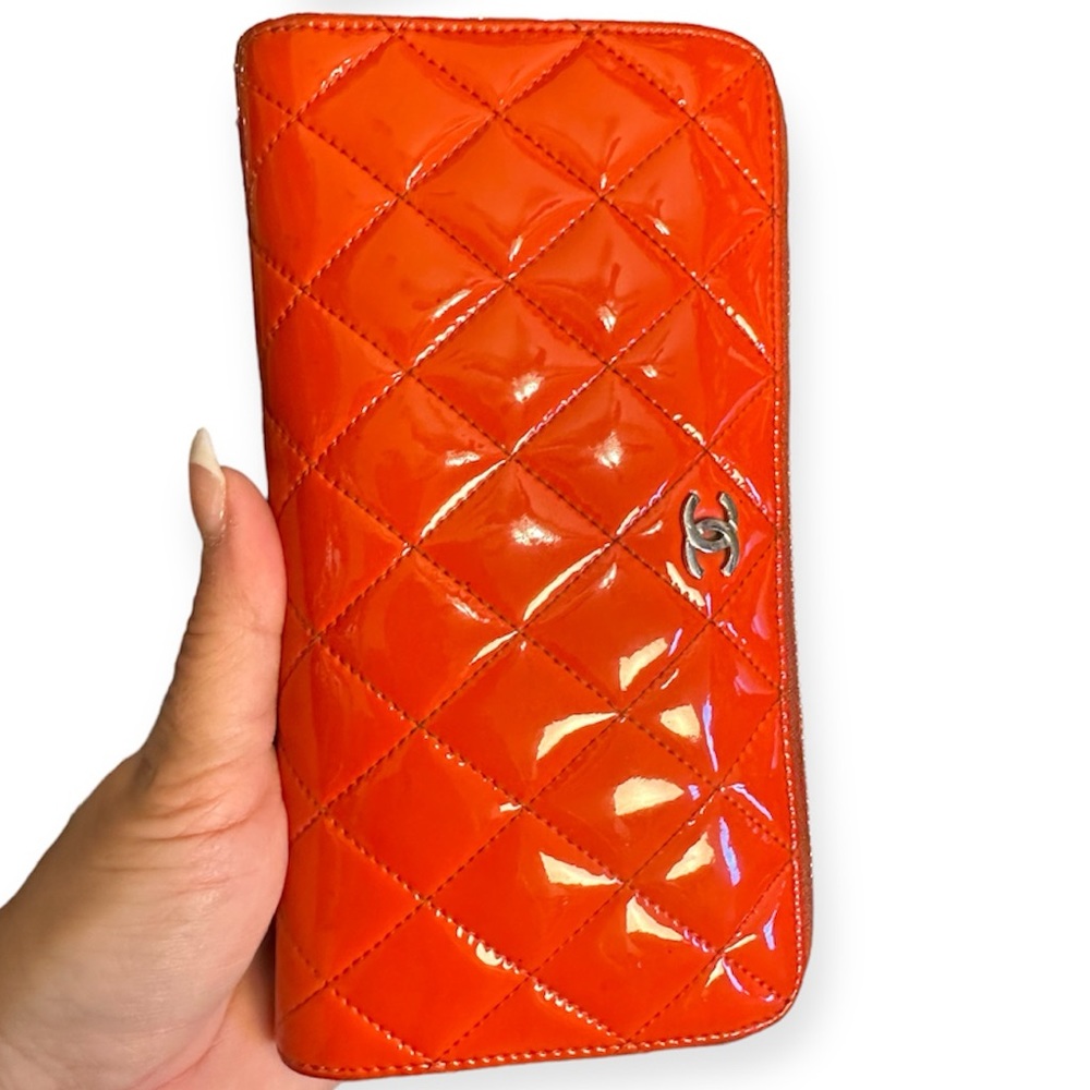 CHANEL CC PATENT LEATHER ZIP AROUND WALLET/CLUTCH RED